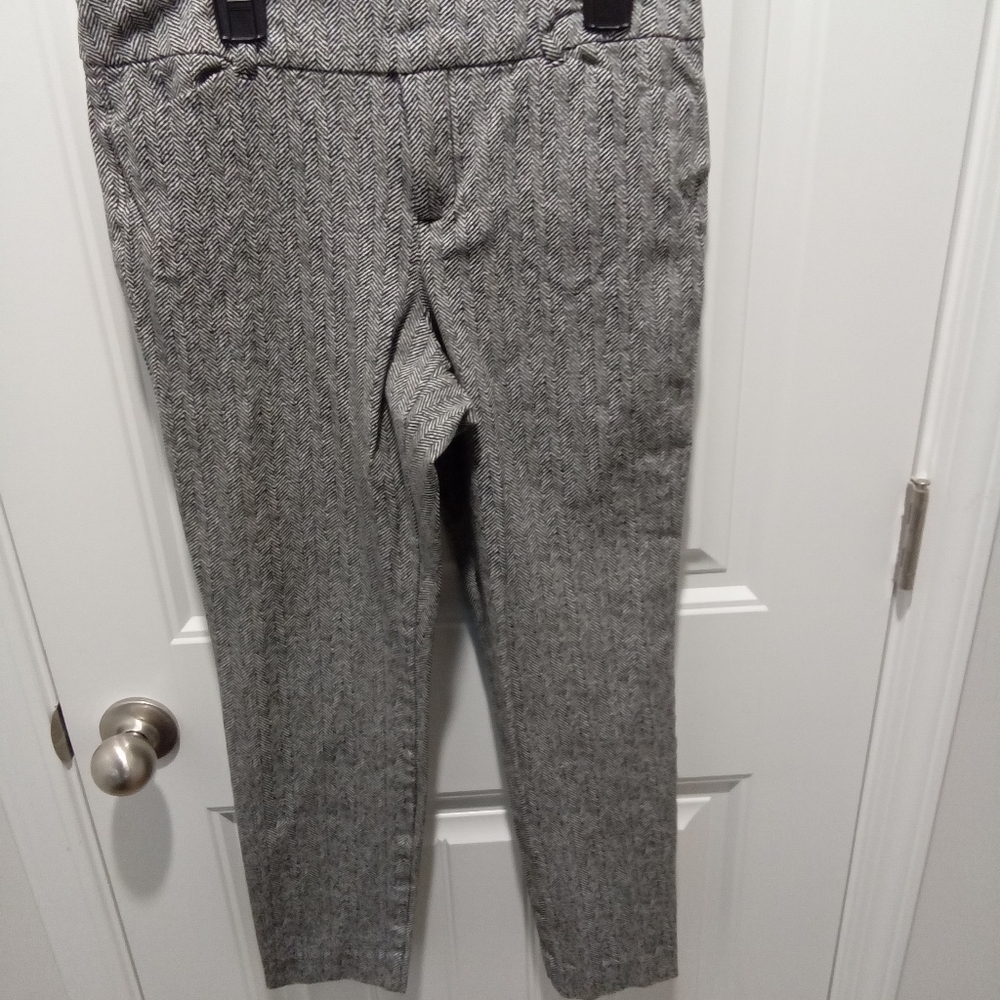Old Navy Size 6 Black and White Herringbone Straight Leg Dress Pants